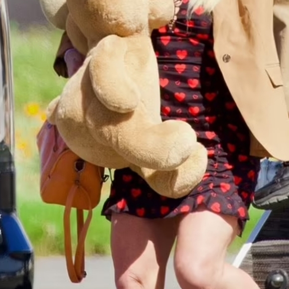 Do NOT buy! ISO: Can anyone identify this bag Britney is carrying? - Picture 2 of 7